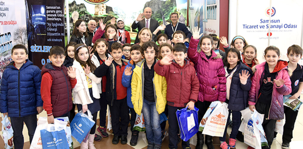 Togar’dan fuarda öğrencilere hediye kitap