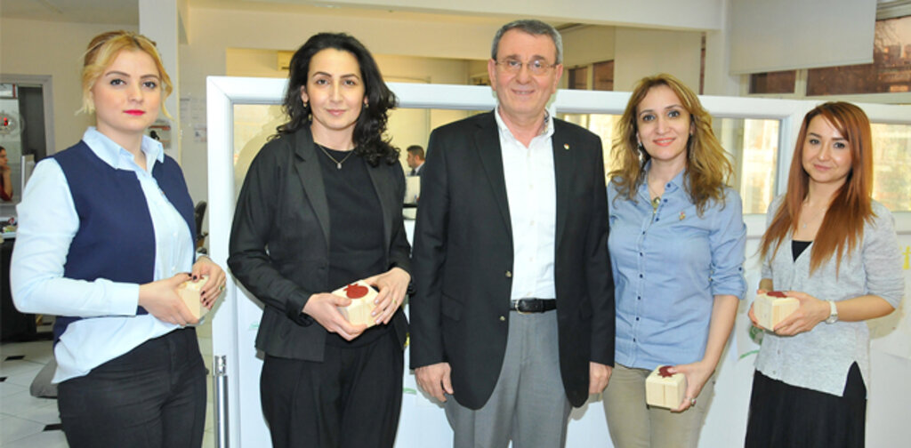 Murzioğlu'ndan kadın personele 8 Mart anısına hediye