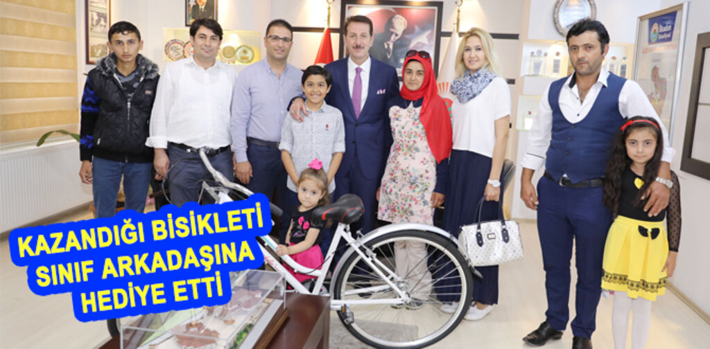 KAZANDIĞI BİSİKLETİ SINIF ARKADAŞINA HEDİYE ETTİ
