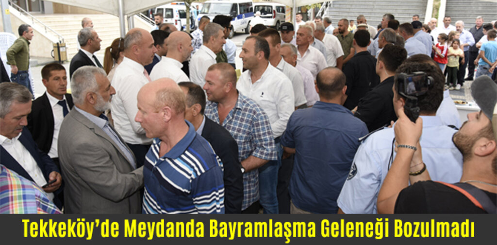 Tekkeköy’de Meydanda Bayramlaşma Geleneği Bozulmadı