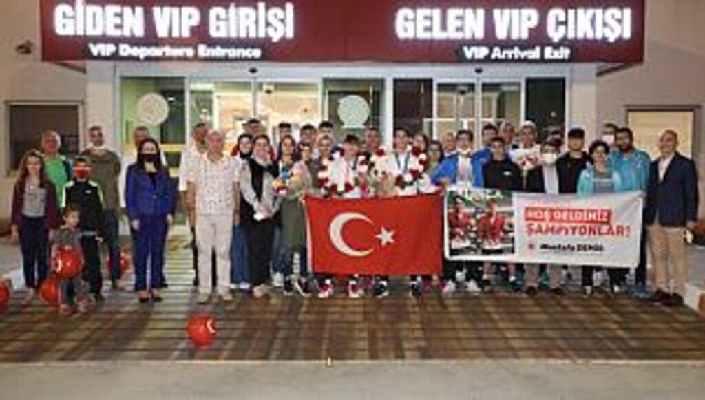 Avrupa Badminton Şampiyonası’ndan madalya ile döndüler