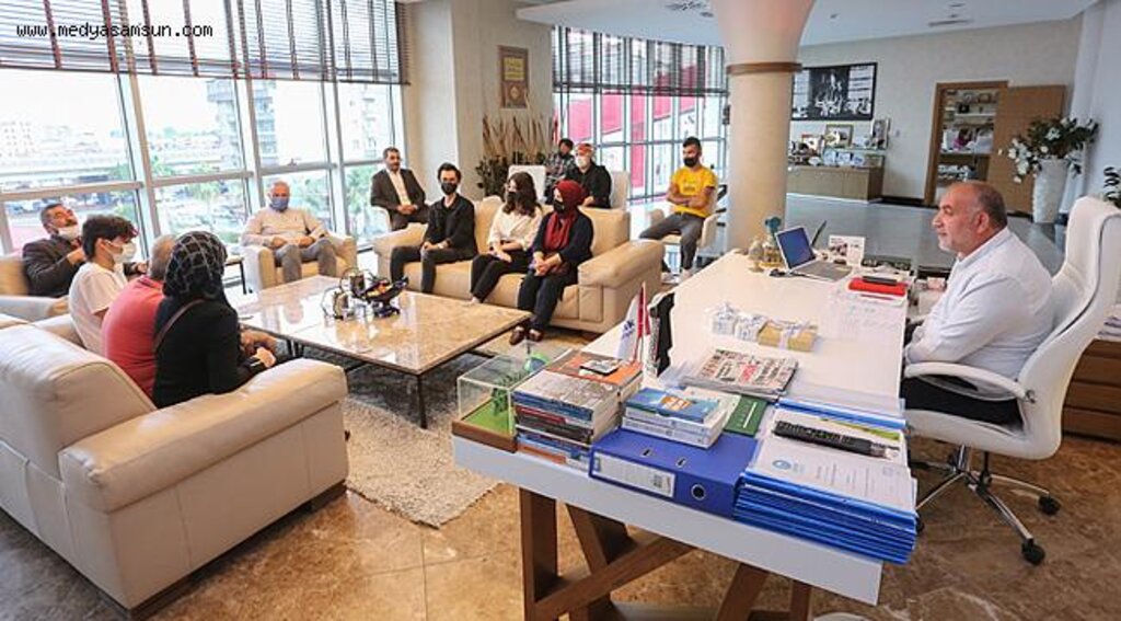 BAŞKAN SANDIKÇI YKS’DE DERECE YAPAN ÖĞRENCİLERİ ÖDÜLLERDİ