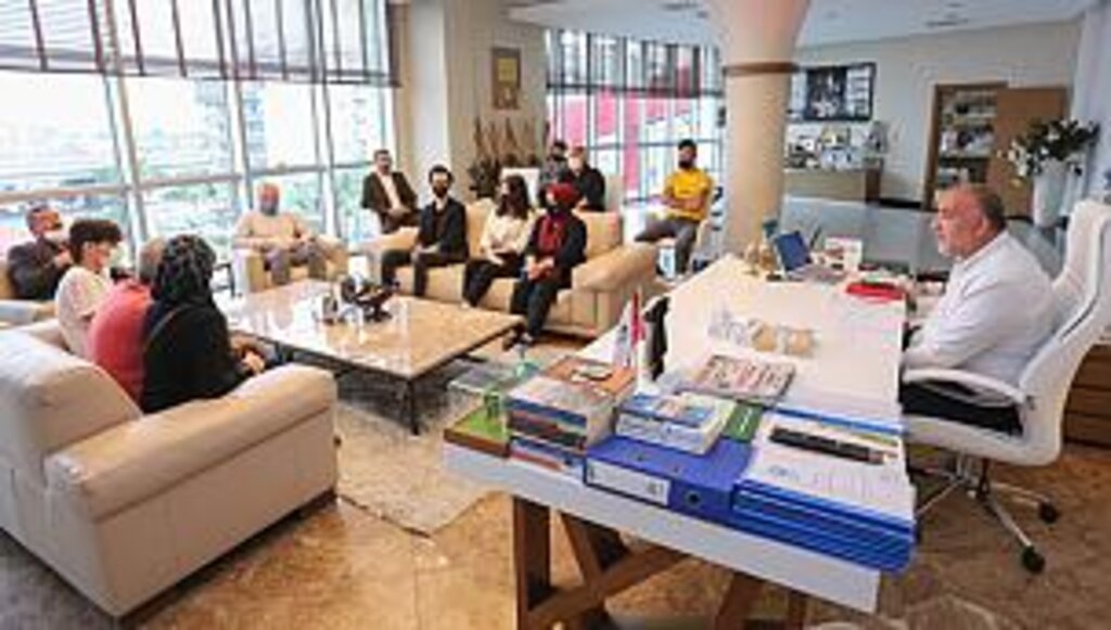 BAŞKAN SANDIKÇI YKS’DE DERECE YAPAN ÖĞRENCİLERİ ÖDÜLLERDİ