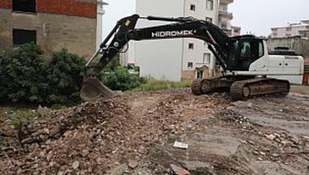 İLKADIM’DA METRUK BİNALARIN YIKIMI DEVAM EDİYOR