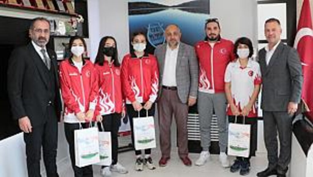 Samsun'un başarılı Eskrim sporcuları ödüllendirildi