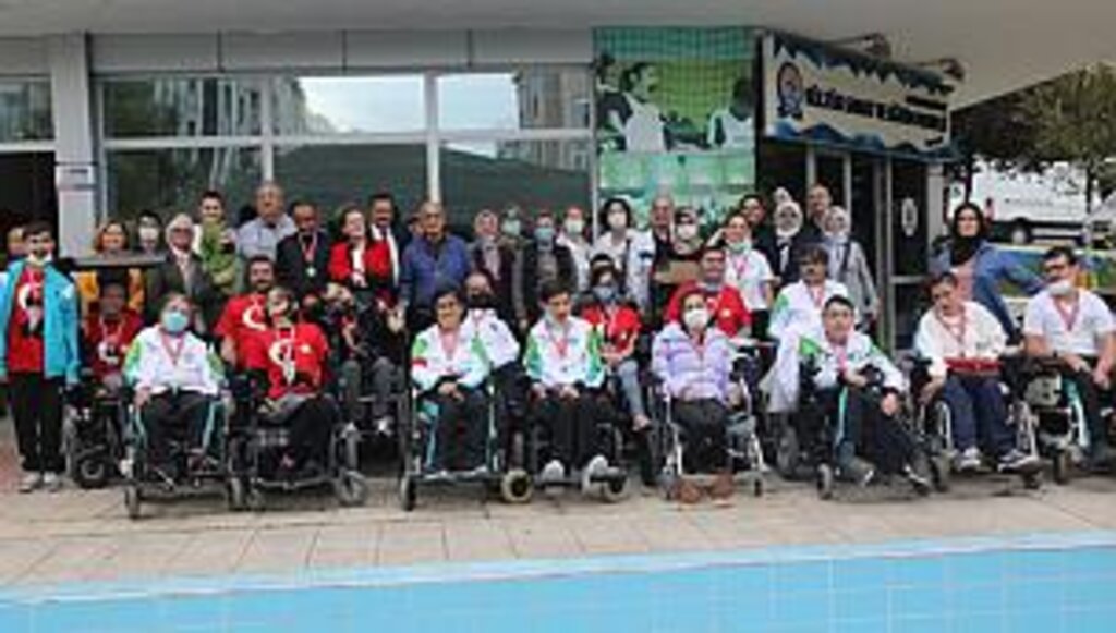 Başkan Deveci engelli sporcular ile Boccia oynadı