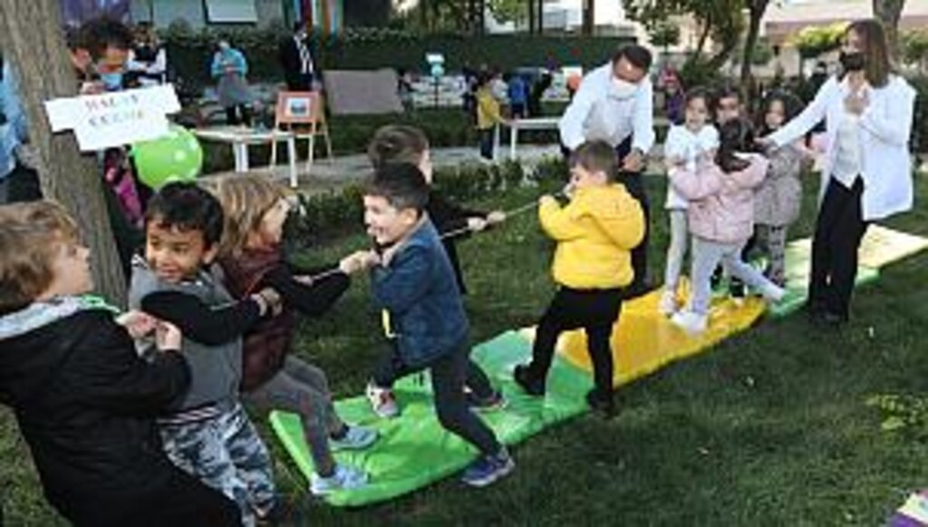 Çocuklarla birlikte çocukluklarını yaşadılar