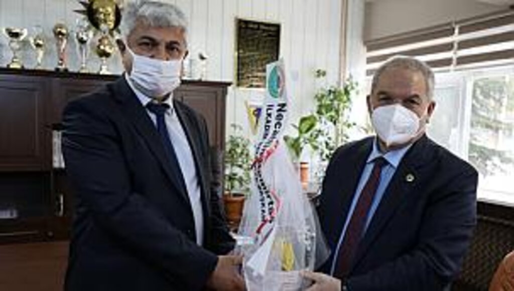 BAŞKAN DEMİRTAŞ, OKUL OKUL GEZDİ ÖĞRETMENLER GÜNÜ'NÜ ÇİÇEKLERLE KUTLADI