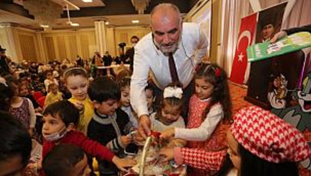 Başkan Sandıkçı'dan miniklere masallar