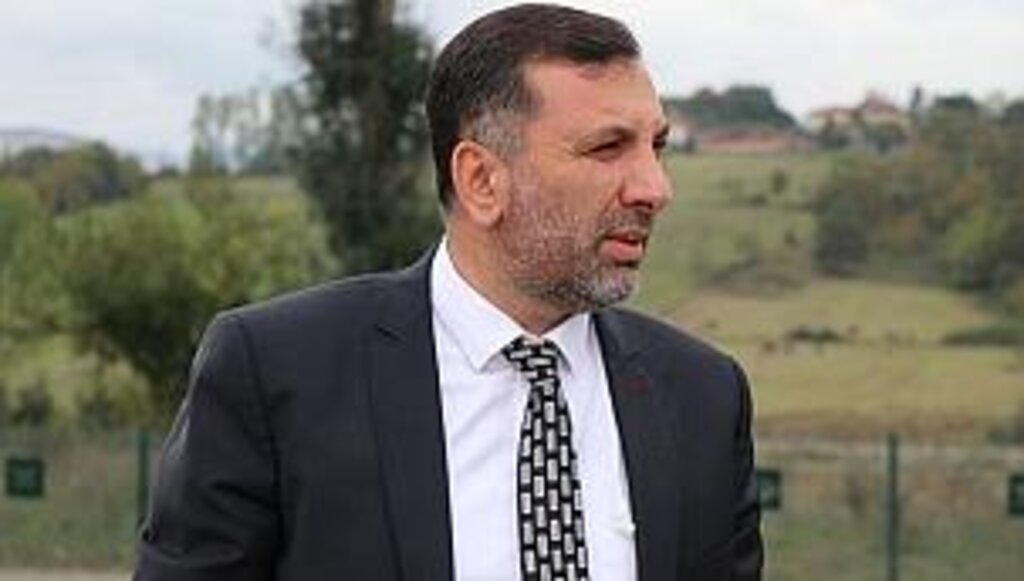 Kavak Belediyesi meclisinde çay bardaklı kavga