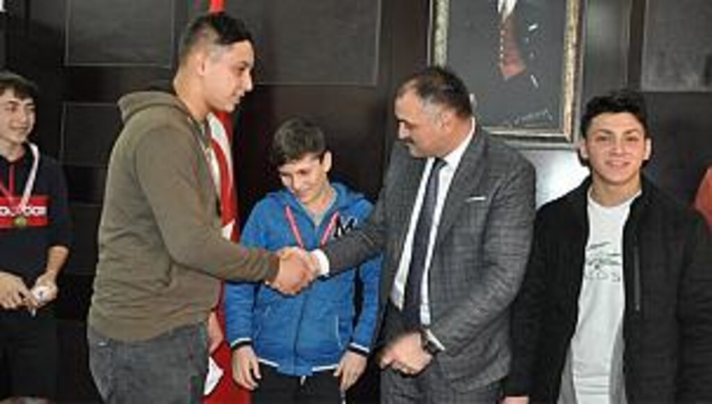 Başkan Akgül'den Salıpazarlı başarılı sporculara destek