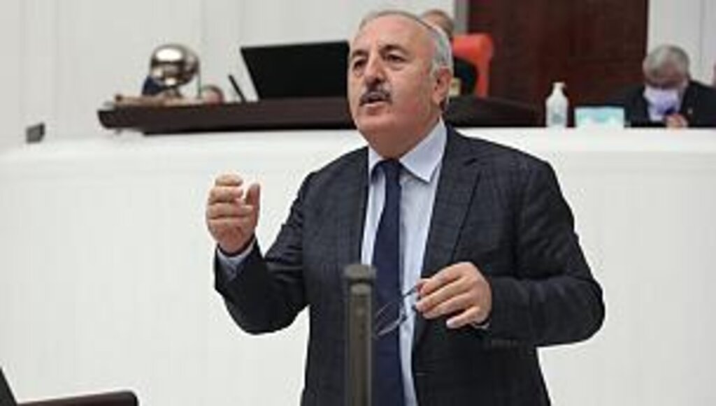 Bedri Yaşar, hipodromda at yarışı seyreder gibi doların çıkışını seyrediyoruz