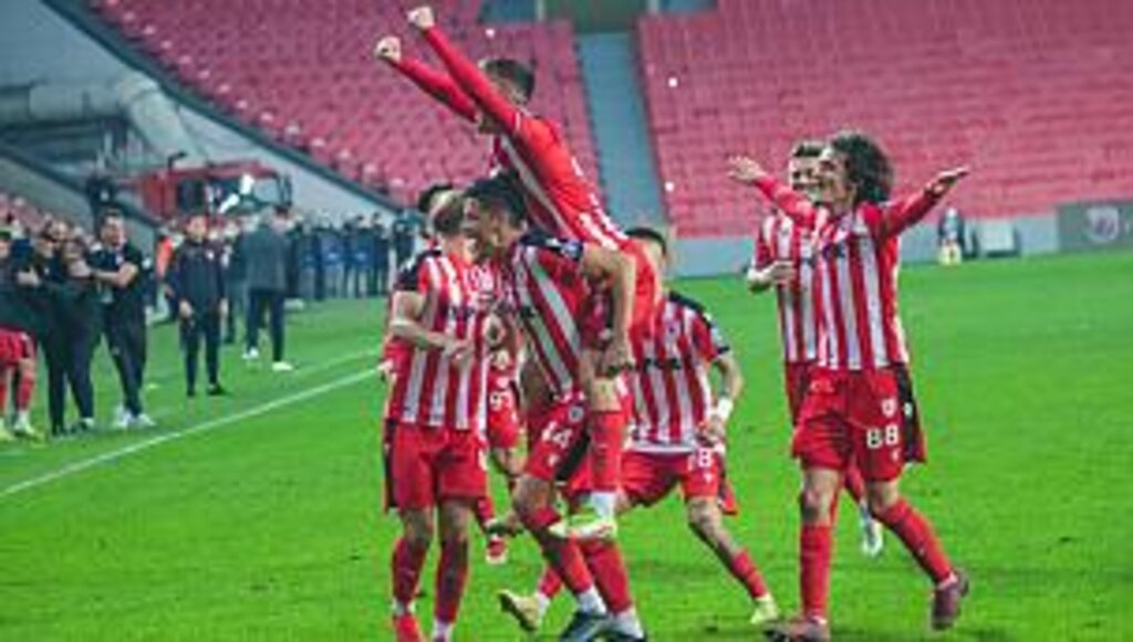 Samsunspor Lider Ankaragücü'nü 2 golle devirdi