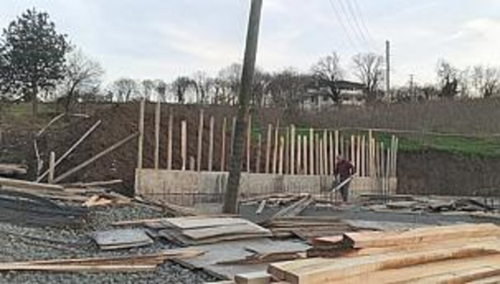 YEDAŞ'dan fıkra gibi olay elektrik direğini inşaatın ortasında bıraktı