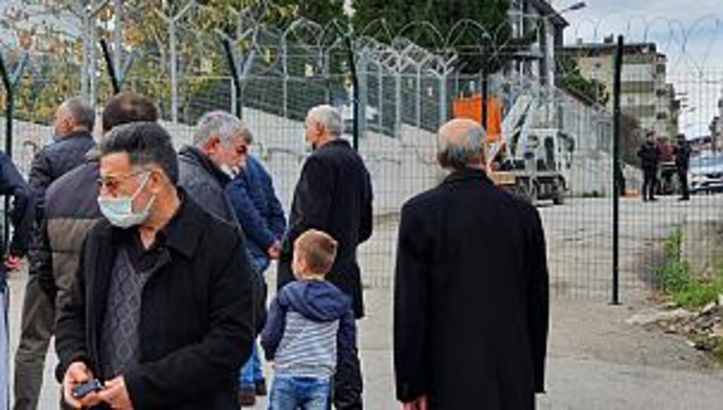 YEDAŞ Deli Dumrul gibi Mahalle yolunu tel örgülerle kapattı