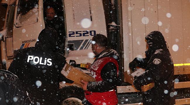 Kar ulaşımı aksattı yolda kalanların yardımına Kızılay ekipleri koştu