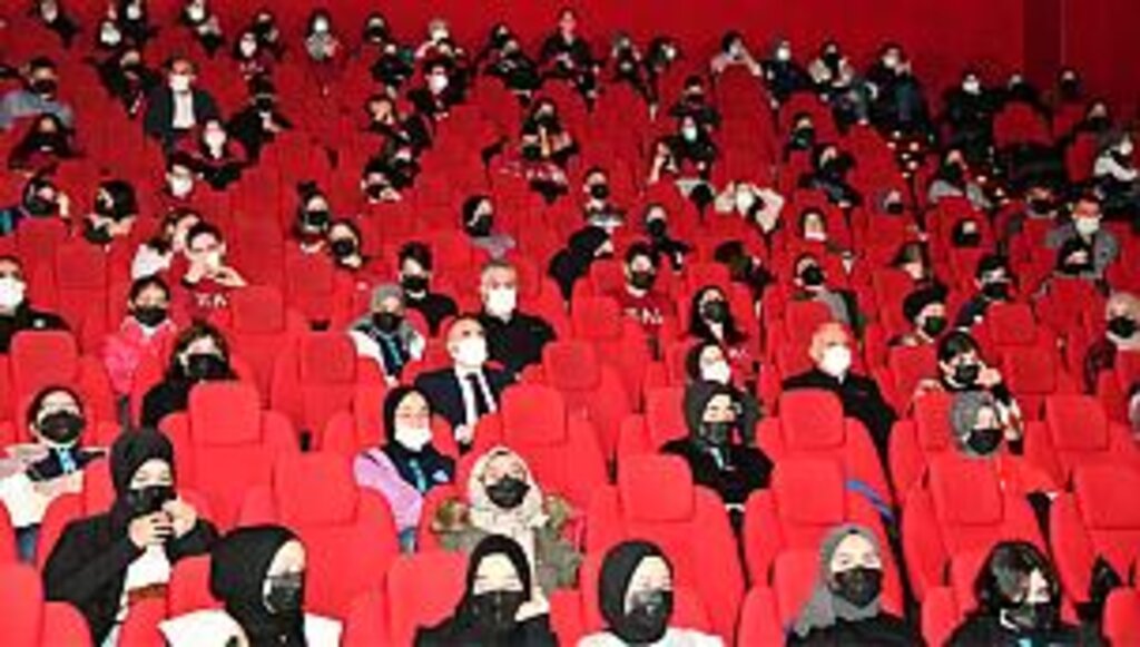 Vali Dağlı, gençlerle birlikte 