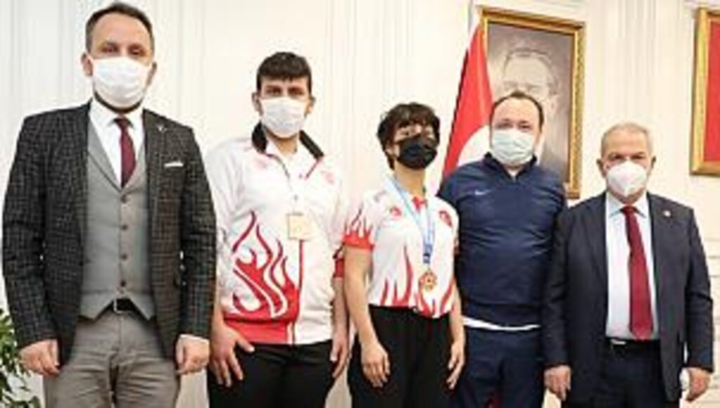 Altın madalya alan Kick Boksçulara birer altında Başkan Demirtaş'tan