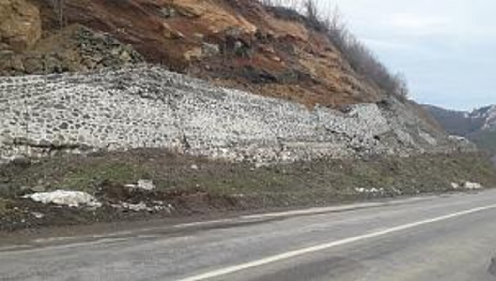Ayvacık yolu bitmeden istinat duvarları çökmeye başladı
