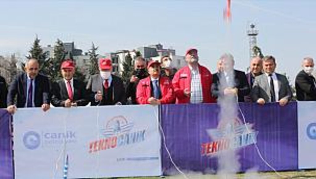 GENÇ TEKNOFESTÇİLERİN ROKETLERİ CANİK SEMALARINDA YARIŞTI