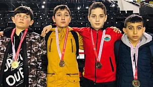İLKADIM’IN MİNİK GÜREŞCİLERİ MADALYAYA DOYMUYOR