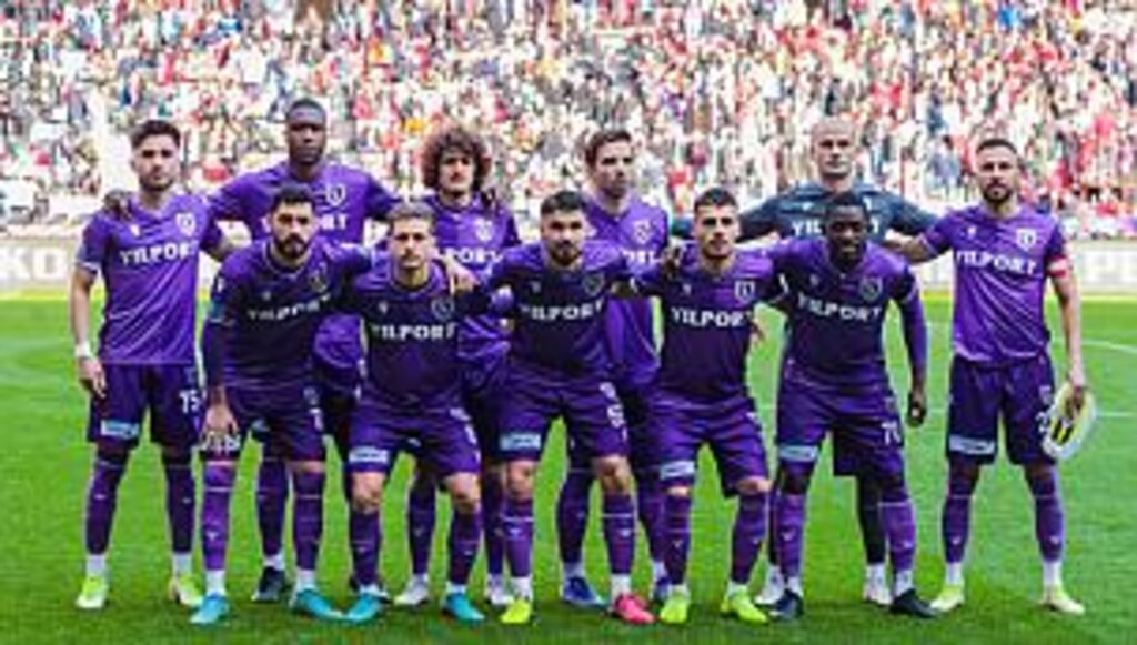 Menemensporlu oyuncular bizimkileri sahada yürüyerek geçti