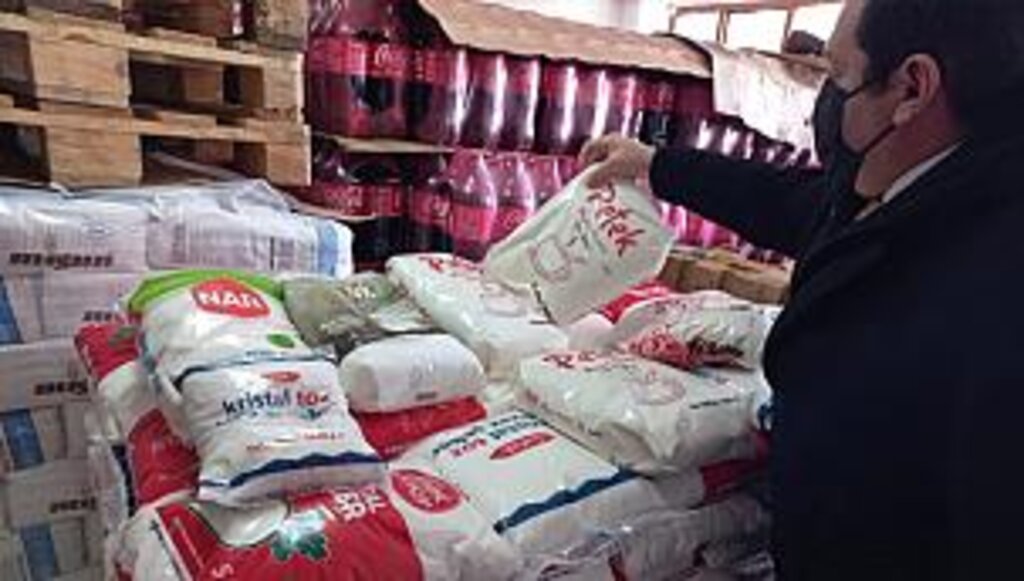 Fırsatçılar marketlerden şeker toplayıp fahiş fiyattan sattılar