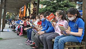 Salıpazarlı Minik Öğrenciler Meydanda Kitap Okudular