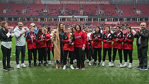 Samsun'un gururu namağlup Genç Kız Futbol Türkiye Şampiyonları kupalarını aldı