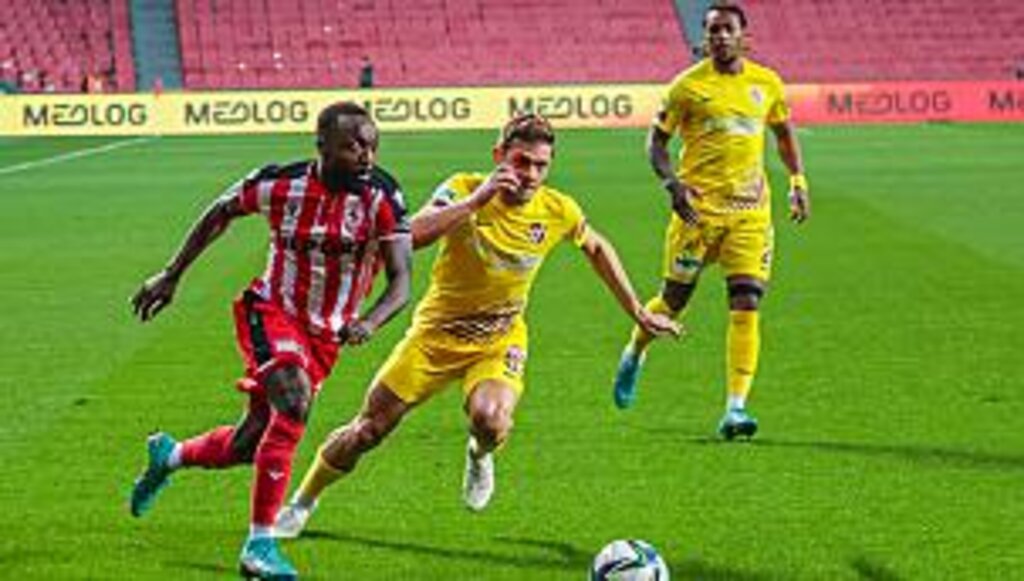 Samsunspor, galibiyeti koruyamadı kendi kalesine gol attı