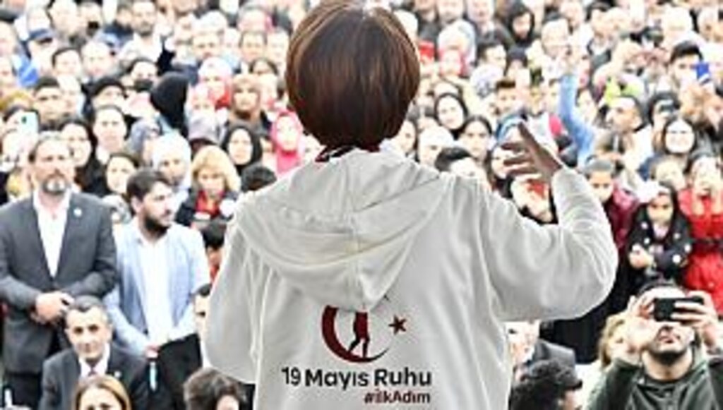 Meral Akşener Samsun'da Simit Dağıttı