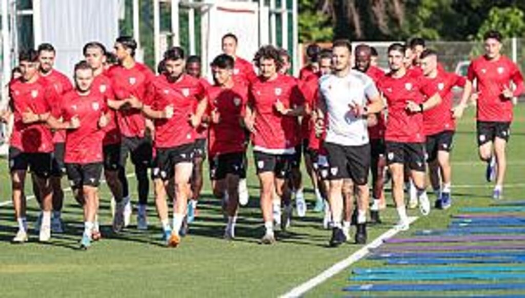 Bayram Bektaş, en iyi takımı oluşturarak zirveye oynayacağız