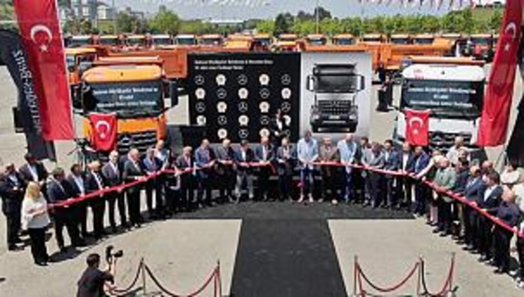 Büyükşehir yeni kamyon filosunu törenle hizmete aldı