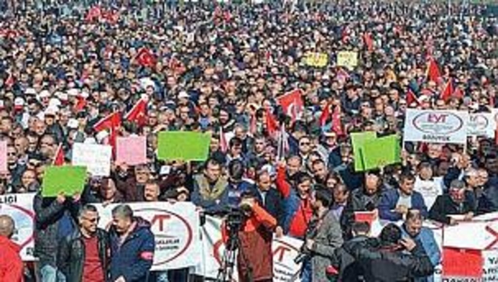 Ak Parti'den Sözleşmeli Personele Kadro ve EYT Açıklaması