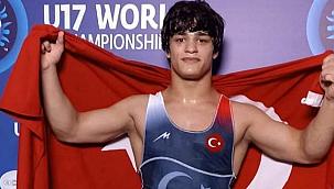 Büyükşehir Güreşçisi Alperen Berber Dünya Şampiyonu