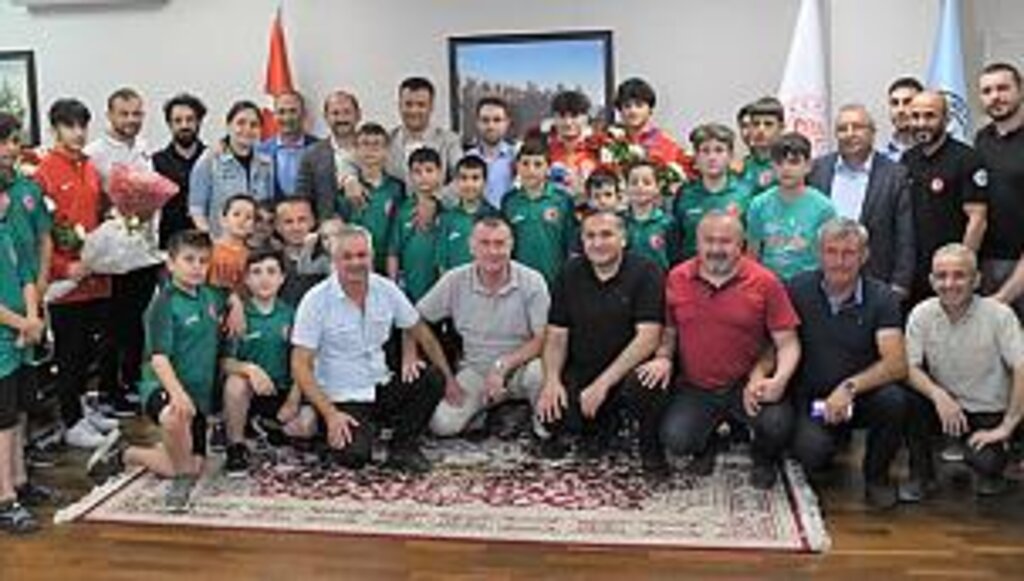 Dünya şampiyonu Alperen Berber Büyükşehirde çiçeklerle karşılandı