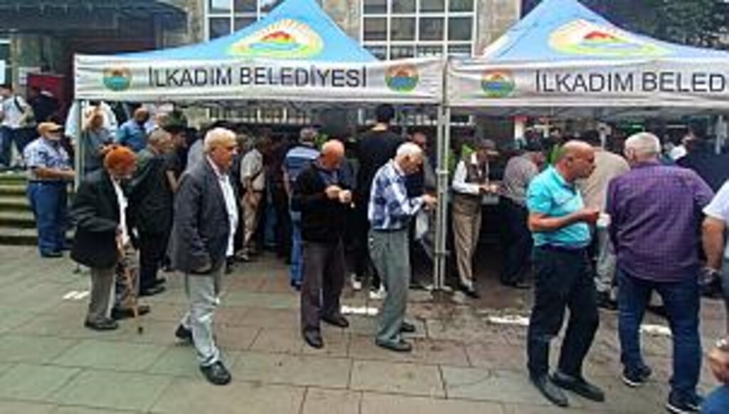 İLKADIM BELEDİYESİ 15 TEMMUZ ŞEHİTLERİ İÇİN LOKMA DAĞITTI