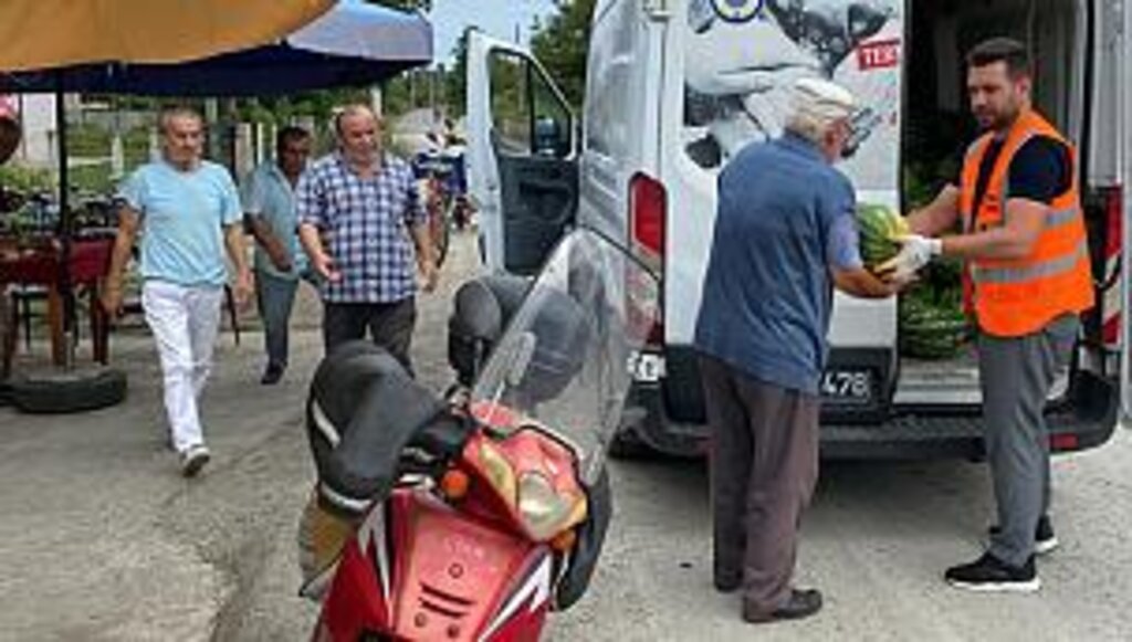 Başkan Kılıç'tan karpuz üreticisine destek tarladan aldı vatandaşa dağıttı