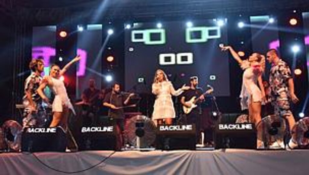 Tekkeköy’de Konser İzdihamı Gençler Selçuk Balcı ve Demet Akalın ile Coştu