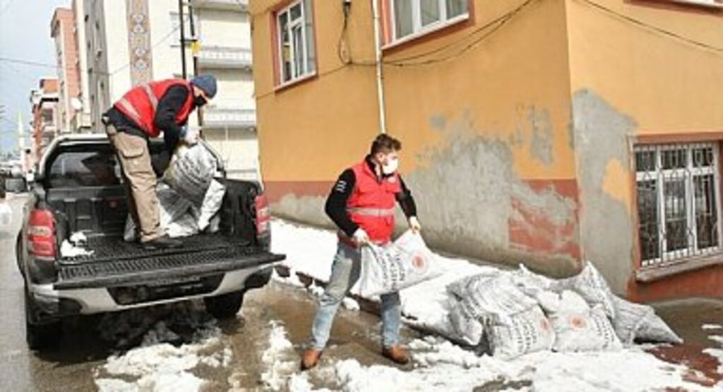 Büyükşehir’den ihtiyaç sahiplerine kömür yardımı