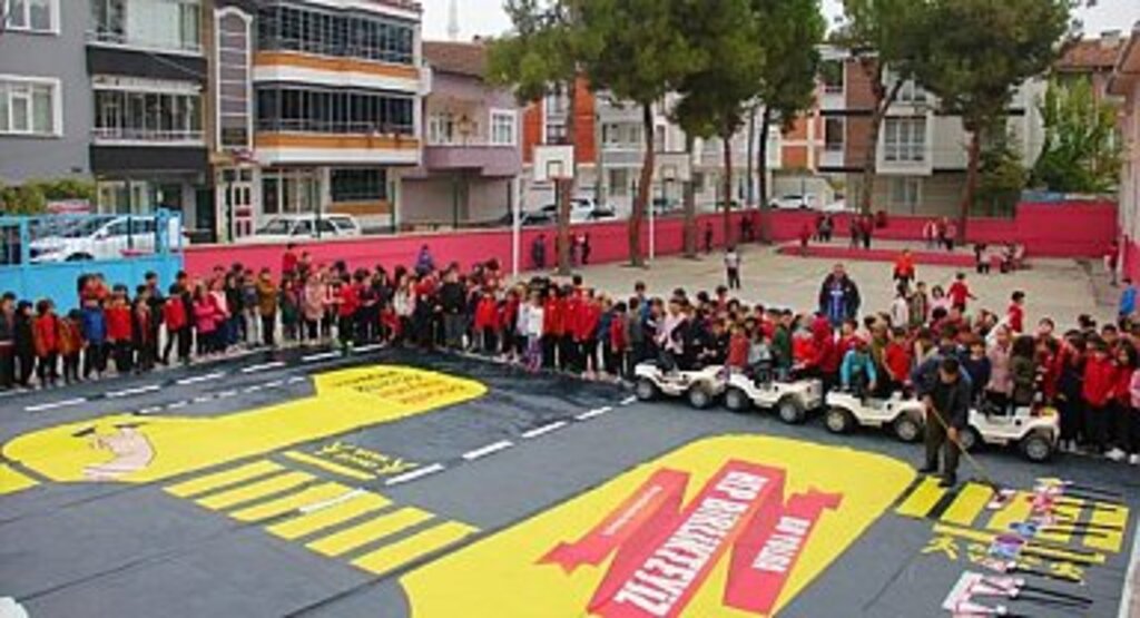 TÜGVA Samsun'da çocuklara uygulamalı trafik eğitimi başlattı