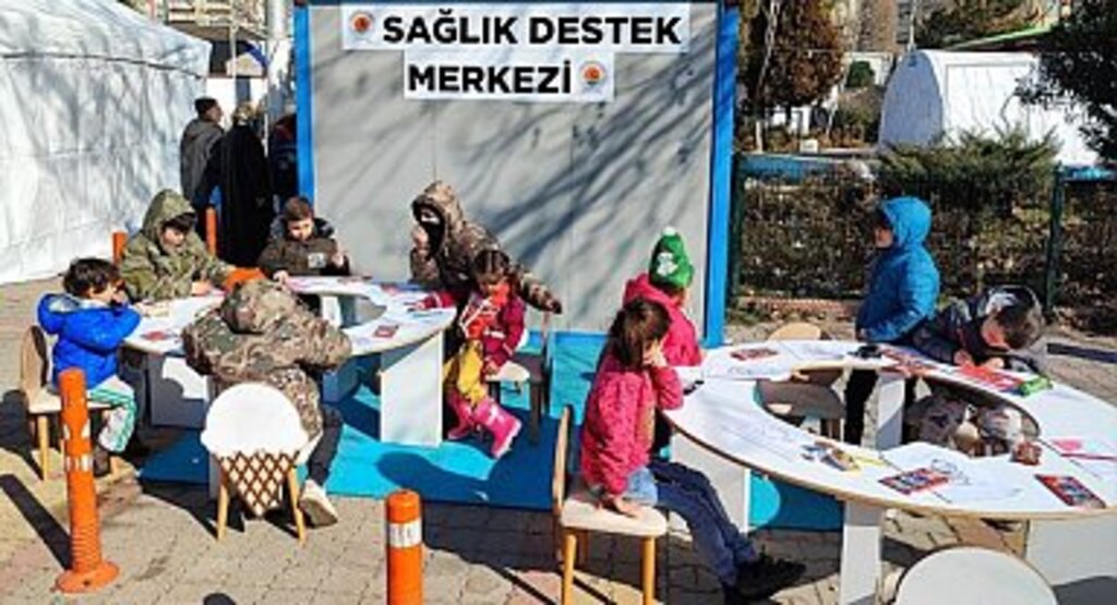 Büyükşehir Belediyesi afet bölgesinde “Çocuk Oyun Evi” kurdu