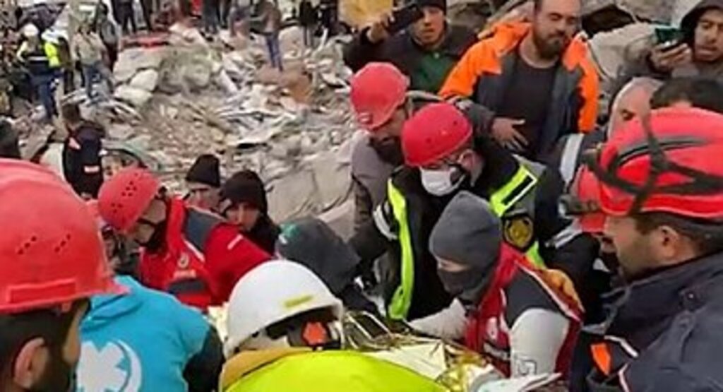 CAK Ekipleri Enkaz Altında Kalan Kadını 108 Saat Sonra Sağ Olarak Kurtardı