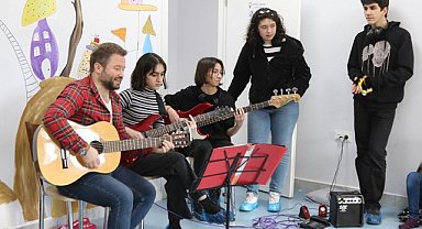 DEPREMZEDE ÇOCUKLAR ATAKUM'DA NORMALE DÖNÜYOR