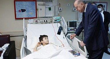 Erdoğan, tedavi gören depremzede çocukları ziyaret etti