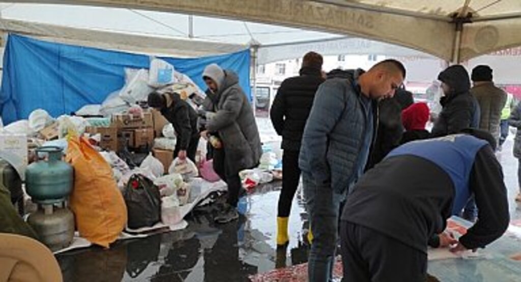 Salıpazarı halkı depremzedeler için yardım eli oluşturuyor