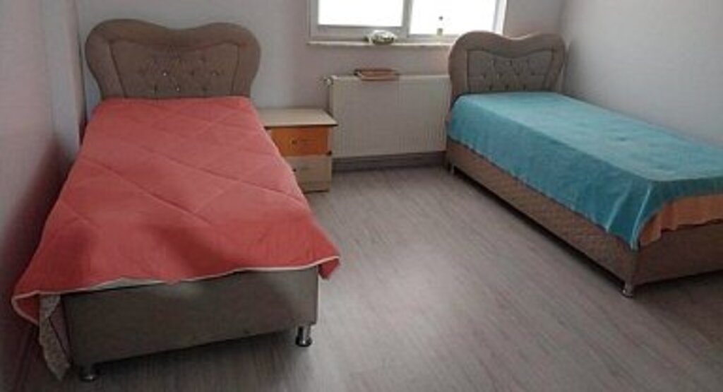 İLKADIMDA BAĞIŞLANAN EŞYALARI DEPREMZEDE AİLELERE ULAŞTIRIYORLAR