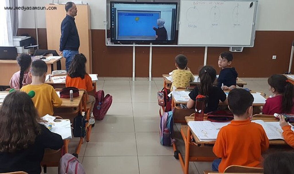 Samsun' da Okullara 10 Bin Akıllı Tahta Yerleştirildi