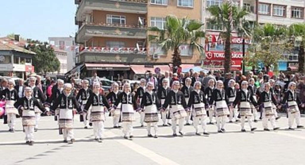 YAĞMUR NEDENİYLE ERTELENMİŞTİ TEKKEKÖY'DE 23 NİSAN COŞKUYLA KUTLANDI 