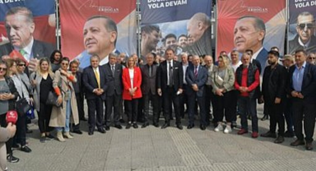 CHP'den Erdoğan Posterleri Altında Protesto